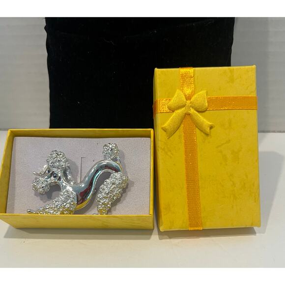 VTG GERRYS Crouching Poodle Dog Pin Silver Tone Blue Gem Rhinestone Eyes Brooch - Picture 8 of 8